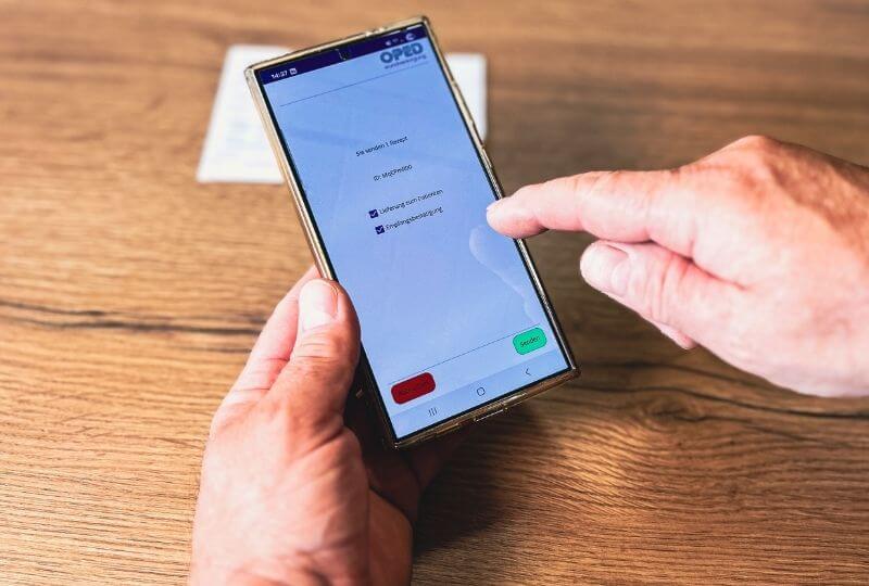 Eine Person bestätigt die Lieferadresse und eine Empfangsemail in der rezeptApp