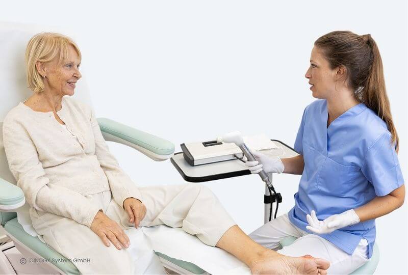 Wundversorgerin mit Patientin im Gespräch für eine Kaltplasma Therapie