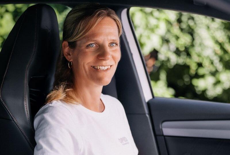 Unsere Kollegin Nina Dorn, zertifizierte Wundmanagerin nach Kammerlander - sitzend im Auto und lächelnd in die Kamera.
