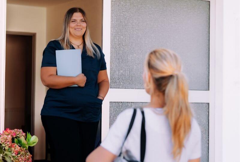 Wundversorgerin der OPED Wundversorgung geht auf die Kollegin vom Pflegedienst und Pflegeheim zu.