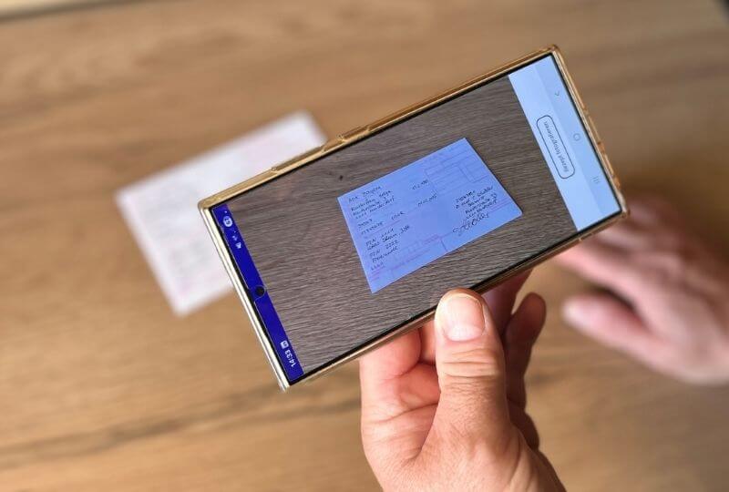 Mit dem Smartphone wird ein Rezept in einer RezeptApp fotografiert