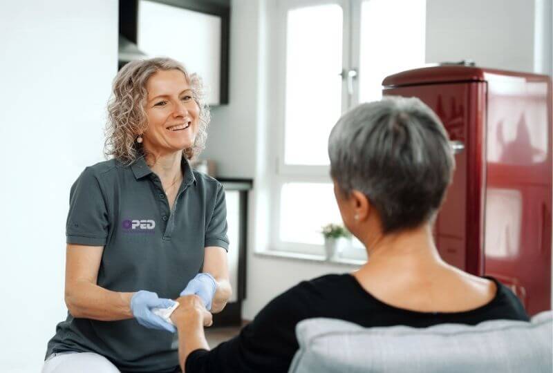 Wundversorgerin bei Patientin in heimischer Umgebung