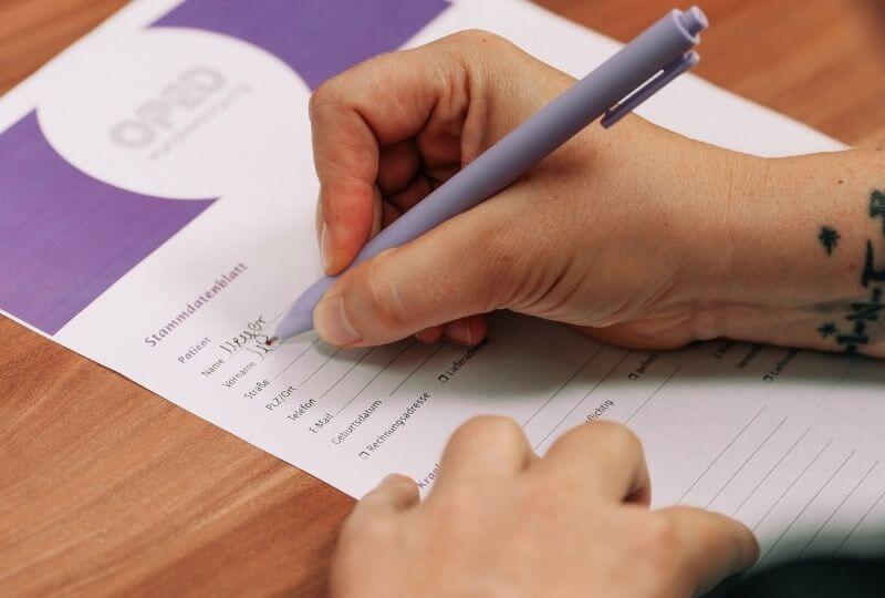 Pflegedienst füllt Stammdatenblatt aus, damit die Versorgung starten kann