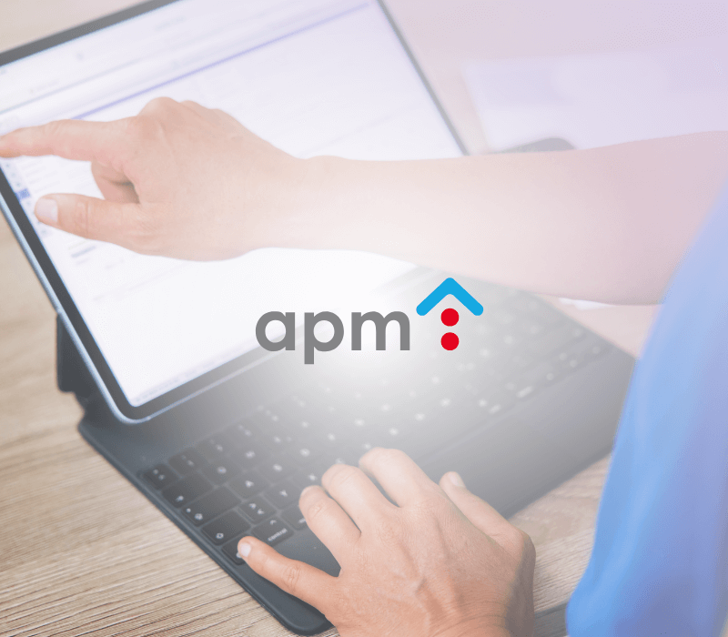 Einer Person tippt auf ein Tablet. In der Mitte befindet sich das Logo der Firma apm.