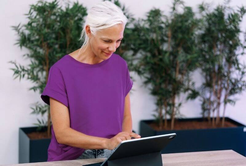 Wundversorgerin unterschreibt digital auf einem Tablet den Kooperationsvertrag mit OPED Wundversorgung