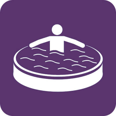 Icon mit lila Hintergrund mit einem weißen Pool mit einem Menschen drin.