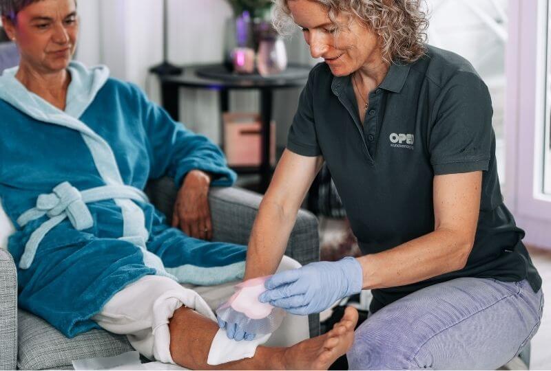 Mitarbeiterin der OPED Wundversorgung betreut eine Patientin in der Wundversorgung.