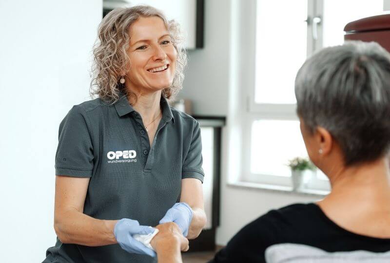 Stefanie Eisner von OPED Wundversorgung bei ihrer Wundvisite privat bei einer Patientin zu Hause.