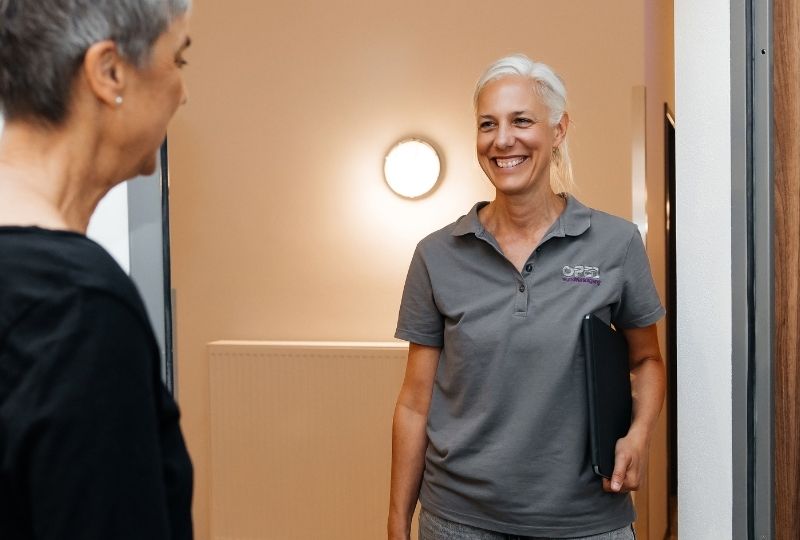 Christiane Hammes von OPED Wundversorgung bei ihrer Wundvisite privat bei einer Patientin zu Hause.